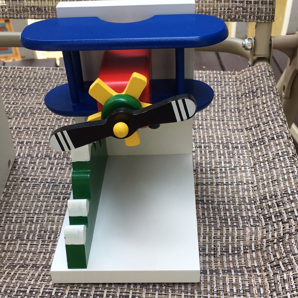 Adorable Airplane Bookends - Picture 5 of 12